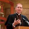 Kardinal Roger Mahony soll als Erzbischof in Los Angeles versucht haben, Fälle von sexuellem Missbrauch zu vertuschen. Das Erzbistum muss nun erneut Schadenersatz in Millionenhöhe an Missbrauchsopfer zahlen. Roger Mahony ist einer der Kardinäle, die einen neuen Papst wählen.