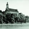 Die Kirche St. Peter in Neuburgs Oberer Stadt, von der Donau aus gesehen.