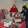 Margarethe Weber aus Tiefenbach (ganz links) bot beim Schneider-Flohmarkt in Weißenhorn Taschen, kunstvoll gefertigte 
Stoffblumen und ein Sortiment an Accessoires an.