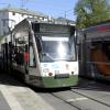 Ein Unbekannter hat ein älteres Paar in einer Straßenbahn verbal und körperlich angegriffen.