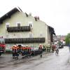 Feuerwehrleute sichern am Mittwoch (22.06.2011) ein Haus in der Ortschaft Riedering (Landkreis Rosenheim - Oberbayern), das während eines Sturm zum Großteil abgedeckt wurde. Ein Unwetter mit Hagel und Sturm hat am Mittwoch in Oberbayern gewütet. Foto: Josef Reisner dpa/lby +++(c) dpa - Bildfunk+++