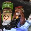 Puppen und Kerzen vor dem Haus in Solingen, in dem die toten Kinder gefunden wurden.