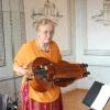 Ulrike Bergmann stellte im Chinesischen Saal auf Schloss Edelstetten historische Instrumente vor.  	
