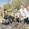 Am Samstag wurden zwischen Bergheim und Neubergheim die ersten Bäume für den Bürgerwald gesetzt. Von links Forstamtsdirektor Hartmut Dauner, Revierförster Arnulf Reichel sowie Armin und Peter Spengler. 