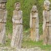 Diese Holzfiguren stehen im Schlossgarten in Leipheim. 