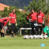 Zdenko Miletic (rechts) macht es vor. Mohamed Amsif, Alex Manninger, Marwin Hitz und Ioannis Gelios sehen im Trainingslager in Ruhpolding ihrem Torwarttrainer interessiert zu.