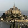 Inmitten der Insel steht das Kloster Mont-Saint-Michel. Es ist ein bekannter Pilgerort, an den pro Jahr etwa drei Millionen Menschen reisen.