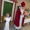 Der Nikolaus (Franz Endres) wurde bei der AWO-Vorweihnachtsfeier im alten Binswanger Musikheim begleitet von Engel Leni. 
