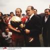 Nochmal Herberger: Der Trainer übergibt den
den Pokal zum Fussballer des Jahres 1970.