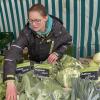 Privatleute können sich regional am Wochenmarkt in Landsberg eindecken, wie hier am Stand des Magnusheims Holzhausen bei Jessica Weser. Kommunen tun sich schwerer, dies für ihre Einrichtungen zu organisieren.