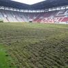 Schon zum fünften Mal wird das Grün in der Augsburger SGL-Arena erneuert. Bereits in einer Woche muss sich der neue Rasen beim Spiel gegen Borussia Dortmung bewähren. 