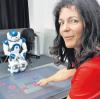 Roboter Nori weiß, wie es geht: Er unterstützt Informatikerin Elisabeth André bei der Lösung eines Puzzle-Spiels. Den spielerischen Umgang mit Technik möglich machen, das ist ein großes Thema der international erfolgreichen Forscherin.