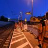 Die Bauarbeiten am Langweider Bahnhof begannen unter hohem Zeitdruck am späten Abend.