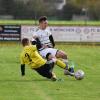 Doppelpack: Maximilian Kerner (hinten) erzielte beim 5:2-Sieg des SV Weichering bei der TSG Untermaxfeld II (Lukas Link) zwei Tore. Foto: Roland Geier 