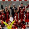 Die Siegermannschaft der Spielgemeinschaft SV Roggden/FC Osterbuch mit Trainern und Betreuern freuen sich über den Turniersieg des F-Jugendturniers. 