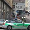 Der starke Wind hat am Samstag einige Fensterscheiben eines Gebäudes in Augsburg zerstört. 