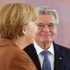 Bundespräsident Joachim Gauck trifft im Schloss Bellevue Bundeskanzlerin Angela Merkel zu einem Vier-Augen-Gespräch.