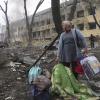 Von ihrer Heimat ist nicht mehr viel übrig. Eine Frau im zerstörten Mariupol.  