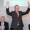 Der bayerische Ministerpräsident und CSU-Vorsitzende Horst Seehofer (l) und der stellvertretende Bezirksvorsitzende der CSU Schwaben, Klaus Holetschek (r), applaudieren  auf dem Bezirksparteitag der CSU Schwaben in Mindelheim (Bayern) dem Bezirksvorsitzenden der CSU Schwaben, Markus Ferber (M), nach dessen Wiederwahl. 