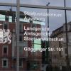Ein 34-jähriger Mann wurde am Freitag am Landgericht Augsburg zu einer langen Haftstrafe verurteilt, nachdem er in einer Aichacher Asylunterkunft einen Mitbewohner niedergestochen hatte.