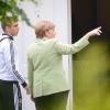 Angela Merkel hat der deutschen Fußball-Nationalmannschaft einen Kurzbesuch im EM-Quartier abgestattet. Kapitän Philipp Lahm begrüßte die Regierungschefin und zeigte ihr das Quartier.