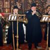 Traditionsgemäß sangen die Gundelfinger Nachtwächter nach dem Jahresabschlussgottesdienst das neue Jahr an und ließen das alte Jahr Revue passieren.  
