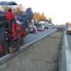 An der A96 bei Mindelheim sind Bauarbeiter dabei, den Mittelstreifen zu durchbrechen. In der kommenden Woche steht in Richtung Lindau nur eine Fahrspur zur Verfügung.