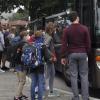 Der erste Schultag nach den Sommerferien ist geschafft. Nacheinander steigen die Kinder, die eine Maske tragen, in den Schulbus an der Haltestelle in der Neurieder Straße in Donauwörth ein.  	