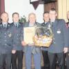 Für seine Mitgliedschaft bei der Freiwilligen Feuerwehr Bissingen wurde Norbert Simper (4. von links) ausgezeichnet. Ihm gratulierten (von links) Kreisbrandinspektor Markus Tratzmiller, Kommandant Jürgen Schäferling und 2. Kommandant Andreas Korn, Kreisbrandrat Frank Schmidt, Vorsitzender Markus Reiner, 2. Bürgermeister Ottmar Hurler und Kreisbrandmeister Michael Klarmann.  