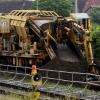 Derzeit wird das Richtungsgleis zwischen Westheim und Gessertshausen erneuert – rund um die Uhr. Unser Bild zeigt Arbeiten am Bahnhof Diedorf. 	
