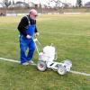 Am Tag vor der Partie zieht Platzwart Herbert Walter auf dem Fußballfeld des SC Ichenhausen die Linien. Ob an diesem Samstag gespielt werden kann, wird sich womöglich ganz kurzfristig entscheiden. Regnen sollte es jedenfalls nicht mehr... 