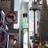 Am Times Square in New York weisen elektronische Plakatwände auf Hygiene- und Abstandsregeln hin.