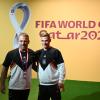 Bundestrainer Hansi Flick (l) und Nationalspieler Joshua Kimmich posieren vor der Pressekonferenz.