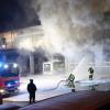 Einsatzkräfte der Feuerwehr löschen den Brand auf dem Busdepot am Günzburger Bahnhof.