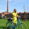 Immer wieder mit ihrem Fahrrad unterwegs: Die neue Quartiersmanagerin Birgit Baumann. Hier im Bereich des Kammeltalradwegs nördlich der Lichtensteinstraße, wo sie für den 16. Juli das Projekt „Spielstraße“ plant.
