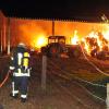 Die Flammen waren in der Nacht kilometerweit zu sehen: Eine landwirtschaftliche Halle bei Ludwigsfeld ist am Freitag gegen 22 Uhr in Brand geraten.