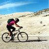 Der windige Berg, Mont Ventoux, Provence/Südfrankreich. Ein Radfahrer quält sich hinauf.