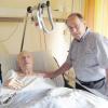 Regelmäßig besucht Hubert Dietrich (rechts) den 68-jährigen Richard Mayer. Seit einem Unfall vor vier Jahren lebt er im Pflegeheim. Um seine finanziellen Angelegenheiten kümmert sich seitdem sein rechtlicher Betreuer. 