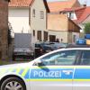 Ein Polizeiwagen steht in Weddersleben in der Nähe des Ortes, an dem der 28-jährige Mann von der Polizei erschossen wurde.