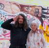 Jonathan Meese mit seiner Mutter Brigitte.