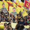 Bei der Demonstration in Frankfurt wurde auch das Konterfei des Chefs der ebenfalls verbotenen PKK, Abdullah Öcalan, gezeigt. 	 	