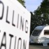 Briten und Niederländer machten am Donnerstag den Anfang bei den Europawahlen. Auf dem Bild verlässt ein Brite einen Wohnwagen, der als Wahllokal dient.