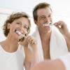 Erwachsene sollten ihre Zähne anders putzen, als man es ihnen im Kindesalter erklärt hat.