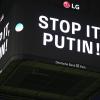Beim Bundesliga-Spiel Eintracht Frankfurt gegen den FC Bayern München wurden auf dem Videowürfel die Worte «Stop it, Putin!» eingeblendet.