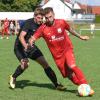 Sebastian Hieger (rotes Trikot, am Ball) und der VfB Oberndorf holten einen Punkt beim Lokalrivalen aus Eggelstetten (im Bild Benedikt Steinle). 