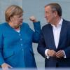 Muckis zeigen: Bundeskanzlerin Angela Merkel und Kanzlerkandidat Armin Laschet stehen bei einem gemeinsamen Wahlkampfauftritt in Aachen auf der Bühne.