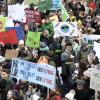 Hunderte von jungen Leuten setzten am Freitag auf dem Rathausplatz ein Zeichen für Klimaschutz und eine bessere Zukunft. 	