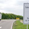 Vier Wochen lang wird die B16 zwischen der Einfahrt Birkenried und dem Erdbeersee bei Günzburg gesperrt sein. Los geht die Sperrung am 6. Juni. Für die Anlieger ist das teils ein großes Problem. 	