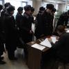 Soldaten bei der Stimmabgabe in Moskau.