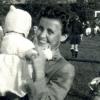 Junges Familienglück nach der Hochzeit 1952: Das Bild zeigt Eveline Jonscher mit ihrer ersten Tochter Christine. 